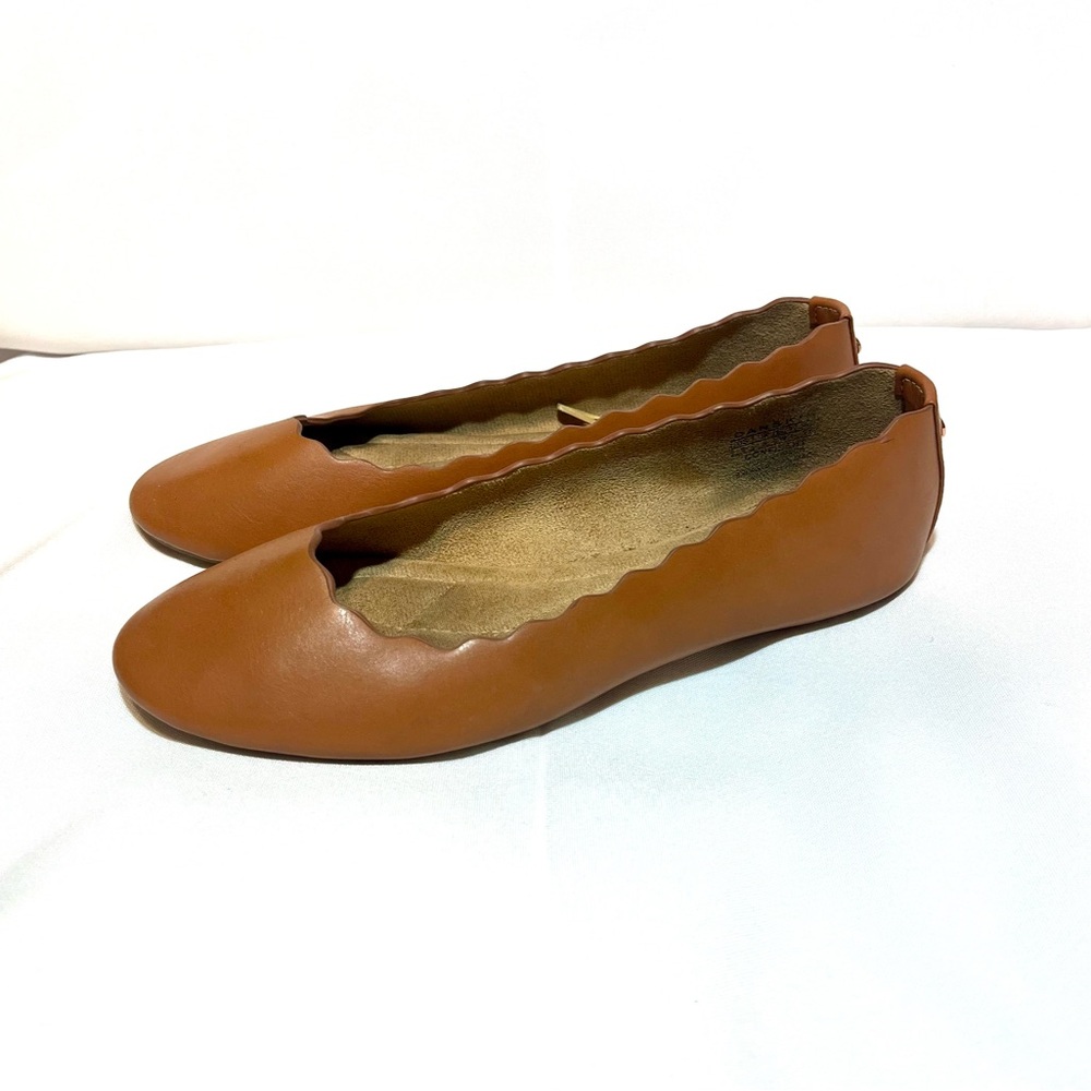 Scalloped Edge Tan Ballet Flats Sz 8 - Picture 2 of 8